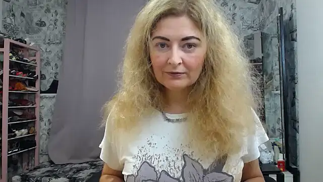 Snapshot of Helen1974 chatting on October 14, 2025, 1:28 am Helen1974 online show from October 14, 2025, 1:28 am