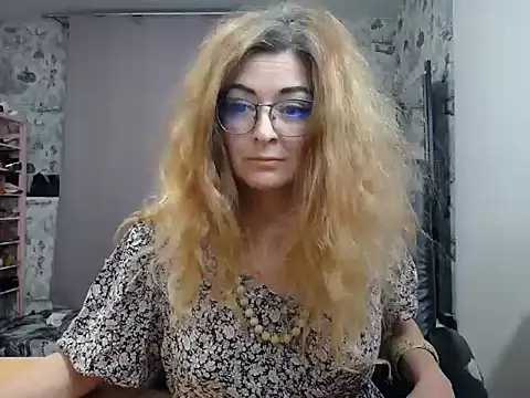 Snapshot of Helen1974 chatting on March 12, 2025, 9:24 pm Helen1974 online show from March 12, 2025, 9:24 pm