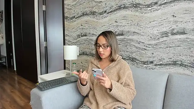 Sophi  a online show from March 5, 2025, 8:10 pm