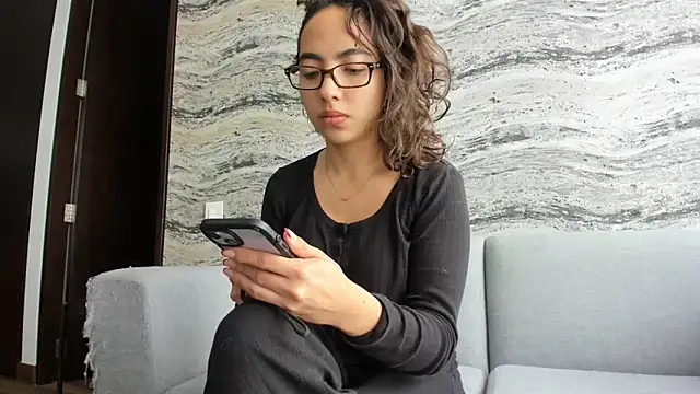 Sophi  a online show from September 28, 2025, 1:07 pm