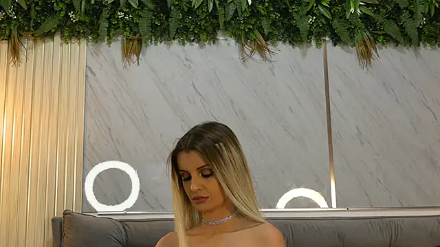 Snapshot of MiaCharm chatting on February 9, 2026, 9:13 pm MiaCharm online show from February 9, 2026, 9:13 pm