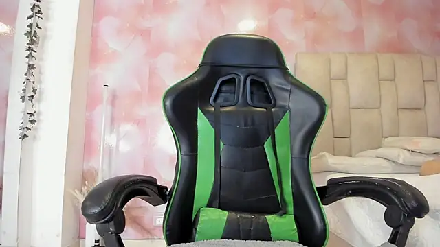 emily lean  online show from November 26, 2025, 2:11 am