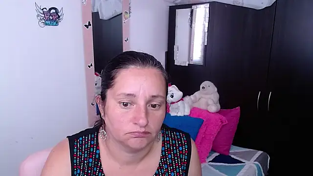 CristialJones  online show from November 7, 2025, 1:26 pm