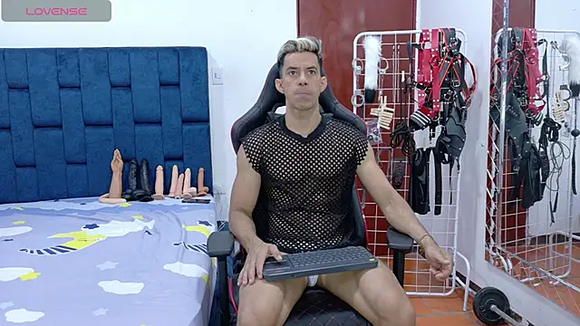 JoseRumbero26 online show from November 5, 2025, 12:25 am