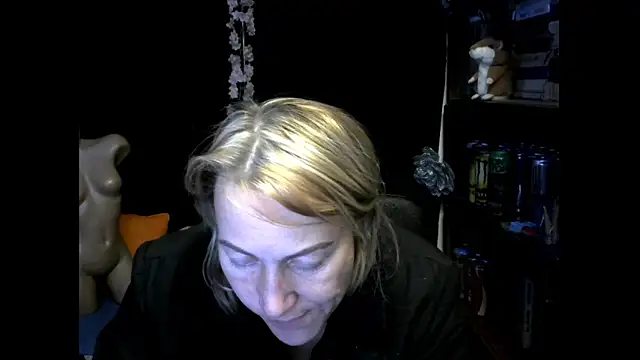 wLESLYMOSw online show from October 31, 2025, 5:09 pm