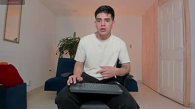 Snapshot of Ares_Johnson chatting on October 5, 2025, 1:40 am Ares Johnson online show from October 5, 2025, 1:40 am