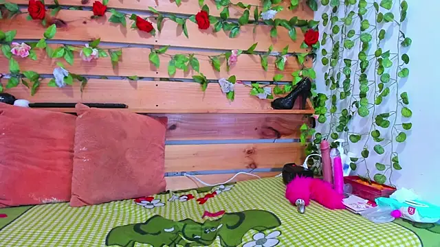 daniela casallas  online show from September 21, 2025, 1:05 pm