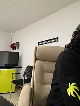 DanielGomez9 online show from April 8, 2026, 4:52 pm