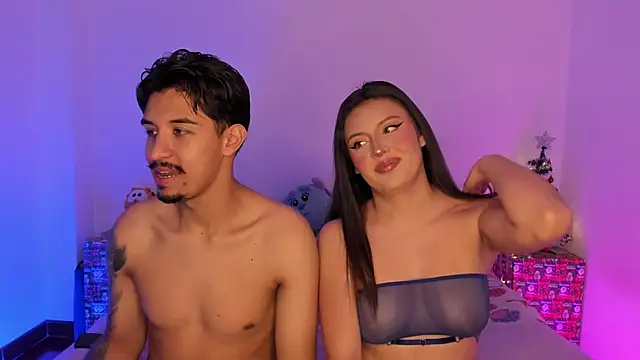 BradLovEmma  online show from December 18, 2024, 9:40 pm