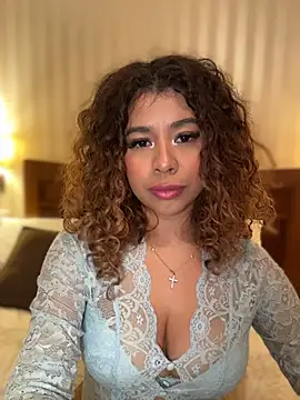 Snapshot of LEONCITA_ chatting on February 3, 2026, 11:43 pm LEONCITA online show from February 3, 2026, 11:43 pm