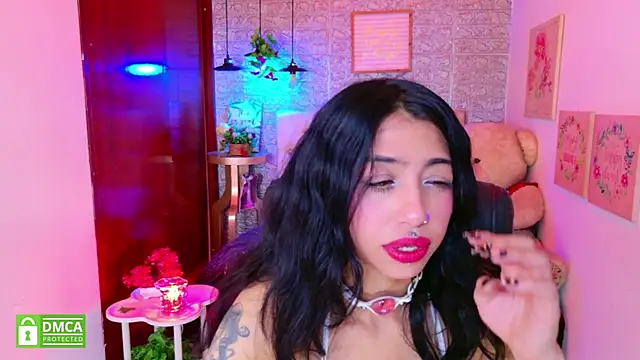 Snapshot of REDHOTTER_ chatting on November 7, 2025, 8:13 pm REDHOTTER online show from November 7, 2025, 8:13 pm