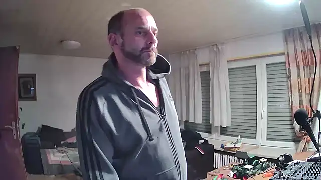 rosaeichel online show from April 15, 2026, 8:42 pm