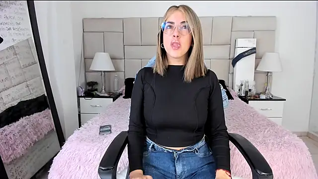 IsisLoveyes  online show from December 21, 2025, 1:57 pm