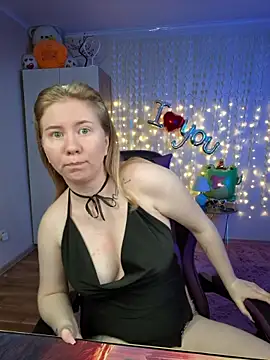 D0nna  online show from April 10, 2026, 10:39 pm