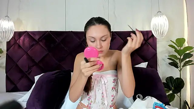 LindsyCater online show from December 18, 2025, 11:47 am