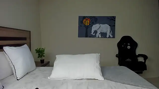 Renee-18 online show from September 15, 2025, 10:32 pm