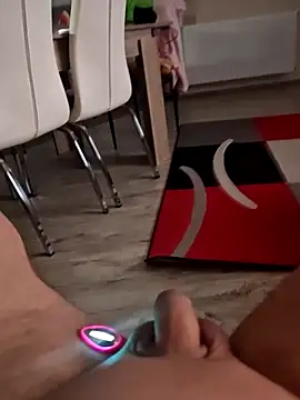 Szeltolo001 online show from April 21, 2026, 1:42 am