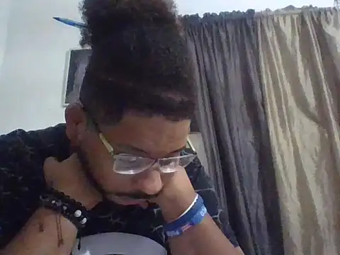 Snapshot of Dj-yefri-pauta chatting on December 4, 2025, 1:37 am Dj-yefri-pauta online show from December 4, 2025, 1:37 am