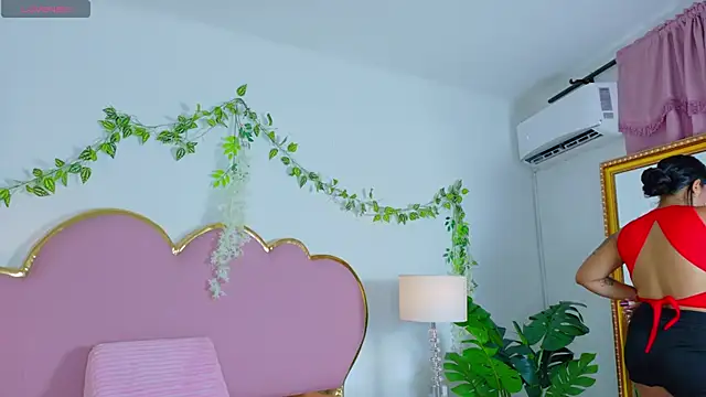 EmmaCrush online show from October 17, 2025, 9:05 pm