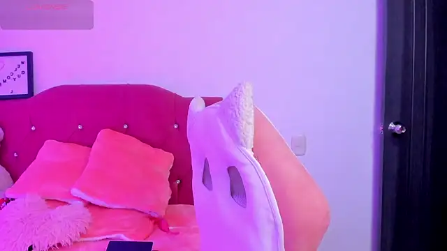 Snapshot of LucianaTomson chatting on February 10, 2026, 9:25 pm LucianaTomson online show from February 10, 2026, 9:25 pm