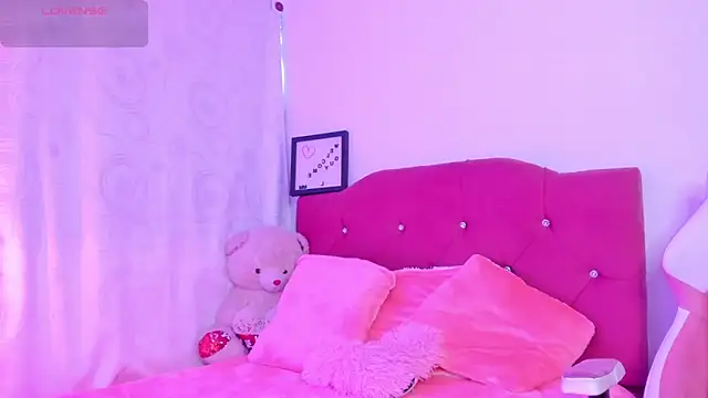 Snapshot of LucianaTomson chatting on February 13, 2026, 10:21 pm LucianaTomson online show from February 13, 2026, 10:21 pm