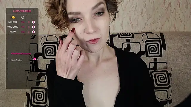 TinaWince online show from October 19, 2025, 4:48 am