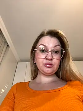 Teya moon  online show from October 13, 2025, 6:20 pm