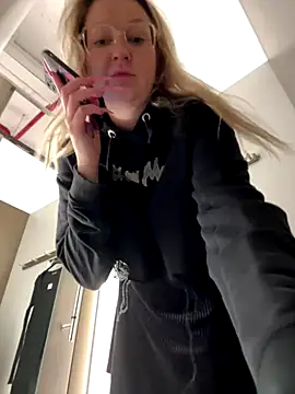 Teya moon  online show from September 24, 2025, 12:55 pm