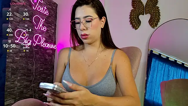 Snapshot of Skarlet219 chatting on February 6, 2026, 4:03 pm Skarlet219 online show from February 6, 2026, 4:03 pm