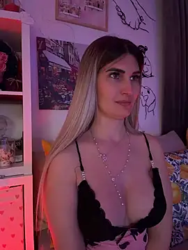 EvelynFrances online show from April 28, 2026, 6:01 pm