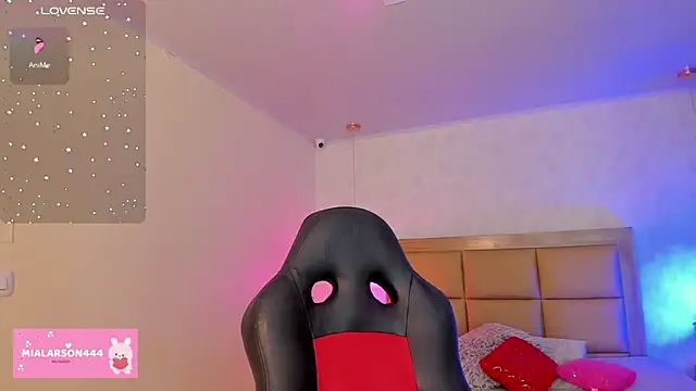 Snapshot of LARSONMIA chatting on February 25, 2026, 12:27 pm LARSONMIA online show from February 25, 2026, 12:27 pm