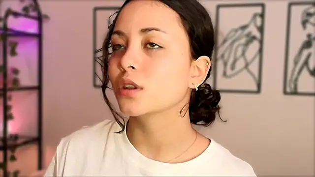 Megan Rodrigo online show from October 7, 2025, 7:26 pm