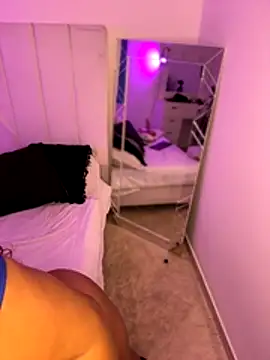 Amber Martins  online show from November 7, 2025, 9:03 am