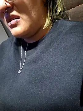 lucky-leah online show from December 4, 2025, 4:11 am