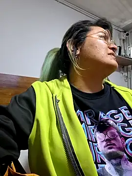 lucky-leah online show from November 15, 2025, 3:32 am