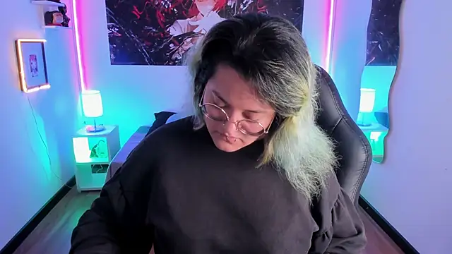 lucky-leah online show from November 14, 2025, 4:38 am