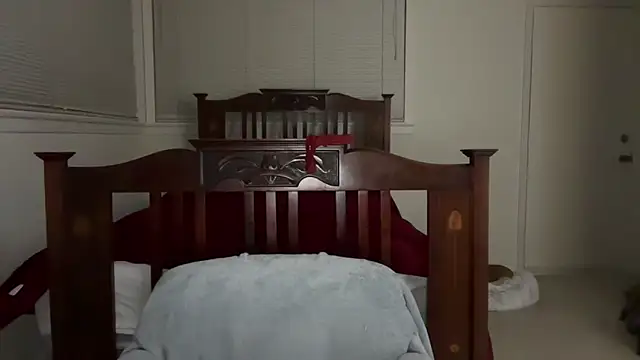 Snapshot of YUMIandbigWOLF chatting on February 3, 2026, 6:22 am YUMIandbigWOLF online show from February 3, 2026, 6:22 am