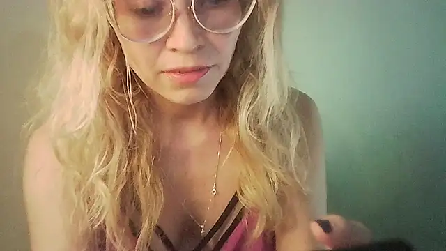 Snapshot of JuliaMack chatting on January 8, 2025, 9:55 pm JuliaMack online show from January 8, 2025, 9:55 pm