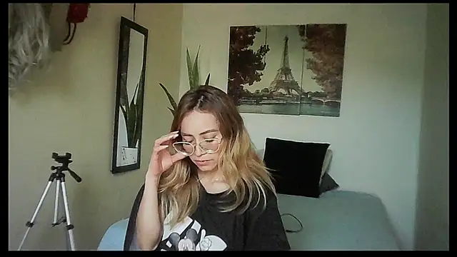 Snapshot of JuliaMack chatting on October 27, 2025, 9:49 pm JuliaMack online show from October 27, 2025, 9:49 pm