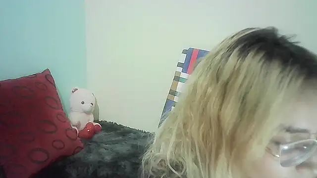 Snapshot of JuliaMack chatting on January 24, 2025, 2:49 am JuliaMack online show from January 24, 2025, 2:49 am