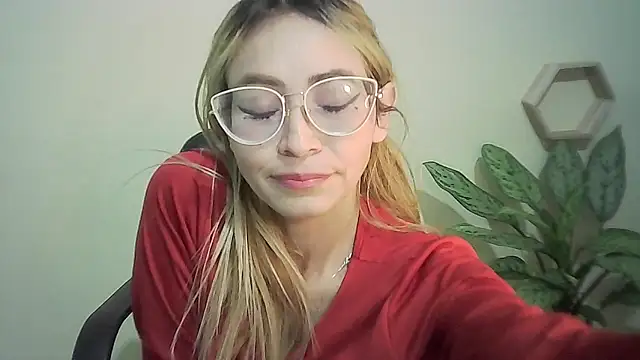 Snapshot of JuliaMack chatting on March 1, 2025, 3:32 am JuliaMack online show from March 1, 2025, 3:32 am