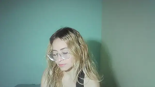 Snapshot of JuliaMack chatting on March 20, 2025, 4:51 am JuliaMack online show from March 20, 2025, 4:51 am