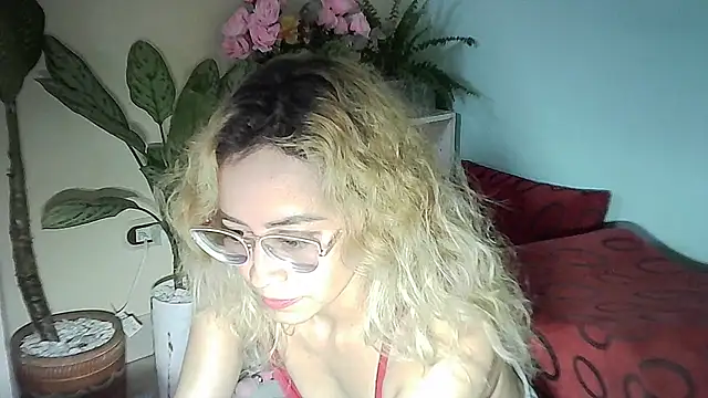 Snapshot of JuliaMack chatting on January 31, 2025, 9:26 pm JuliaMack online show from January 31, 2025, 9:26 pm