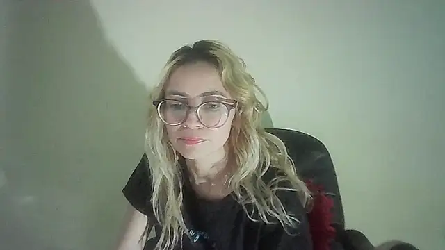 Snapshot of JuliaMack chatting on January 2, 2025, 8:35 pm JuliaMack online show from January 2, 2025, 8:35 pm
