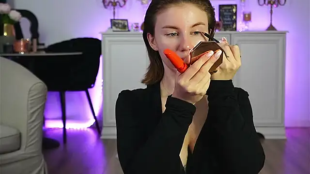 ivyleague  online show from November 1, 2025, 3:35 am