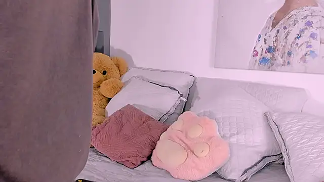 rosemonrooe online show from March 8, 2025, 12:09 pm