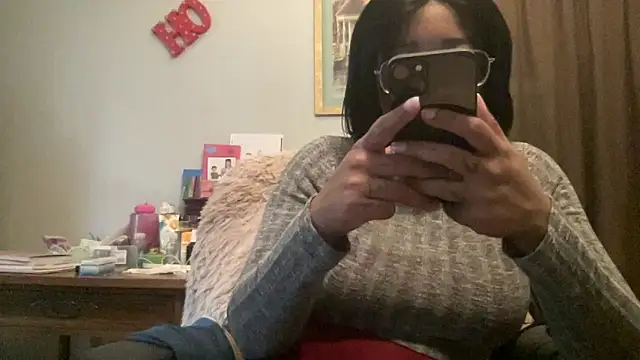 MommyConfident online show from December 22, 2025, 2:39 pm