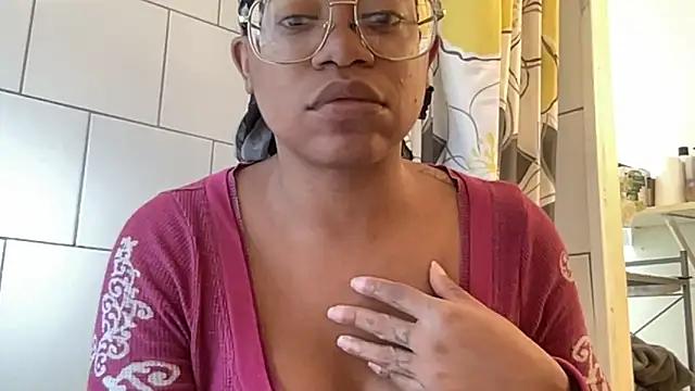 Snapshot of MommyConfident chatting on September 21, 2025, 6:13 pm MommyConfident online show from September 21, 2025, 6:13 pm