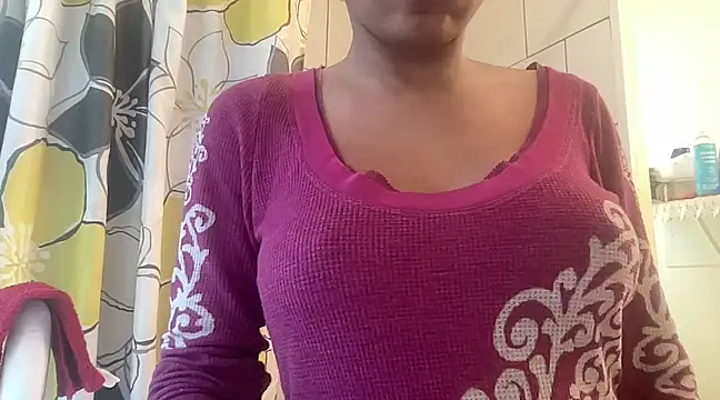 Snapshot of MommyConfident chatting on February 17, 2025, 9:10 pm MommyConfident online show from February 17, 2025, 9:10 pm