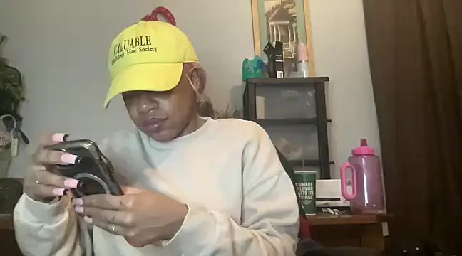 Snapshot of MommyConfident chatting on March 21, 2025, 1:56 am MommyConfident online show from March 21, 2025, 1:56 am